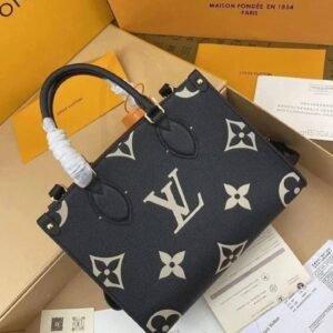 Cute bag Perfect for brunches, date nights, or even office meetings, the Chic Charm Bag combines style and functionality, making it an essential addition to your wardrobe. 
Selling at very affordable wholesale prices, $800 per pallet which contains 200 pieces kindly send us a message for more inquiries.